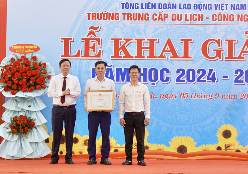 Thừa ủy quyền của Chủ tịch UBND tỉnh, lãnh đạo Sở Lao động-Thương binh và Xã hội trao bằng khen cho Khoa Điện-Điện lạnh, Trường TC Du lịch-Công nghệ số 9.