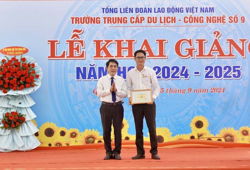 thầy giáo Hoàng Anh Đức được tặng danh hiệu Chiến sĩ thi đua Tổng Liên đoàn.
