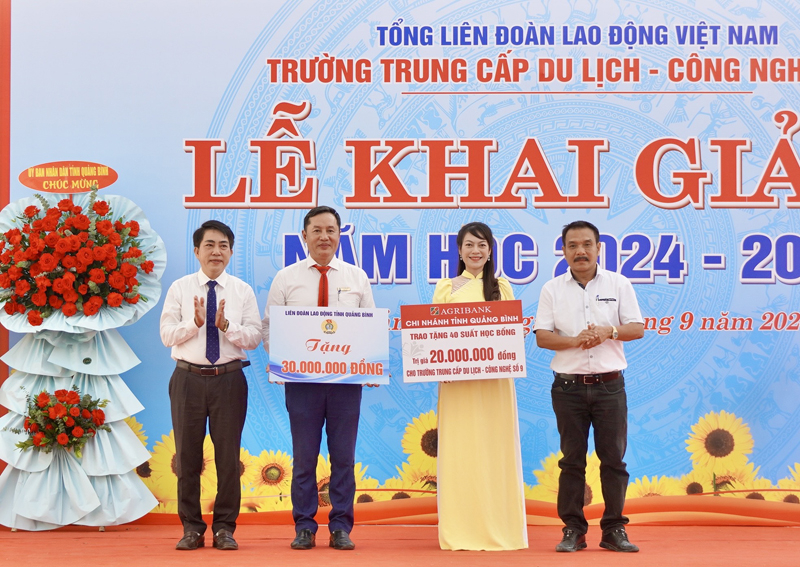Các đơn vị trao biển tượng trưng hỗ trợ Trường TC Du lịch-Công nghệ số 9 năm học 2024-2025.