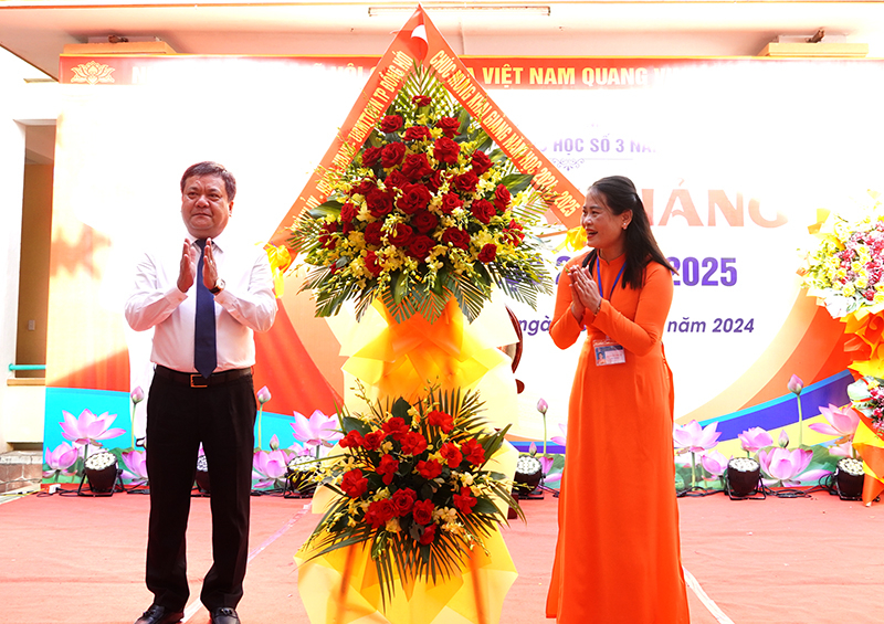 Đồng chí Bí thư Thành ủy Đồng Hới Trần Phong phát biểu và tặng hoa chúc mừng Trường TH số 3 Nam Lý.