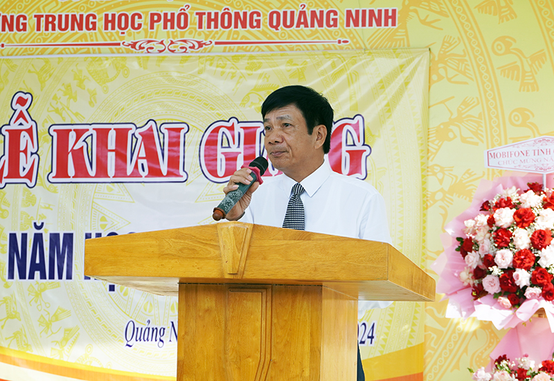 Đồng chí Phó Chủ tịch Thường trực HĐND tỉnh Nguyễn Công Huấn tặng quà cho học sinh Trường THPT Quảng Ninh.