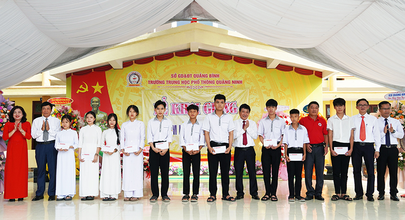 Đồng chí Phó Chủ tịch Thường trực HĐND tỉnh Nguyễn Công Huấn tặng quà cho học sinh Trường THPT Quảng Ninh.