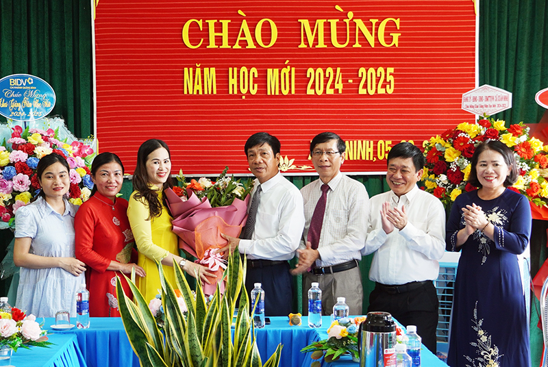 Đồng chí Phó Chủ tịch Thường trực HĐND tỉnh Nguyễn Công Huấn tặng hoa chúc mừng tập thể sư phạm Trường mầm non Xuân Ninh.