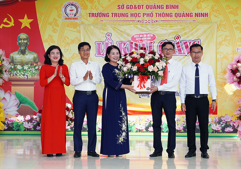 Đồng chí Phó Chủ tịch Thường trực HĐND tỉnh Nguyễn Công Huấn tặng hoa chúc mừng tập thể sư phạm Trường mầm non Xuân Ninh.