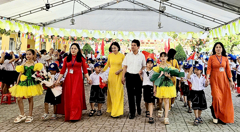 Đồng chí Trưởng Ban Tuyên giáo Thành ủy Đồng Hới Lê Thị Thu Cúc đón học sinh lớp 1 tại Trường 