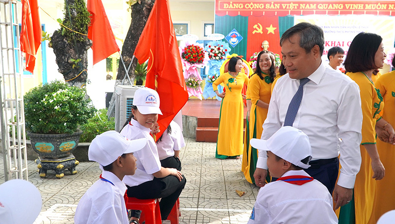 Đồng chí Bí thư Tỉnh ủy Vũ Đại Thắng trò chuyện với các em học sinh Trường THCS Phong Thủy