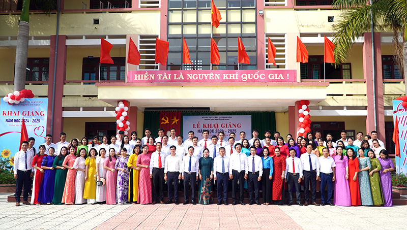 Đồng chí Bí thư Tỉnh ủy Vũ Đại Thắng và các đại biểu chụp ảnh lưu niệm cùng cán bộ, giáo viên Trường THPT Nguyễn Chí Thanh
