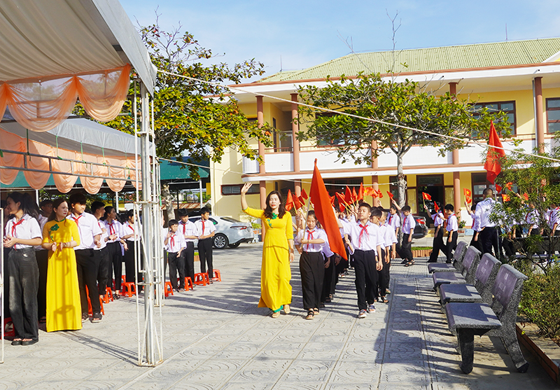Trường THCS Đồng Lê đón học sinh lớp 6.