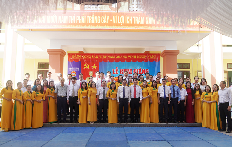 Đồng chí Phó Chủ tịch UBND tỉnh và các đại biểu chụp ảnh lưu niệm với các thầy cô giáo Trường THCS Đồng Lê.