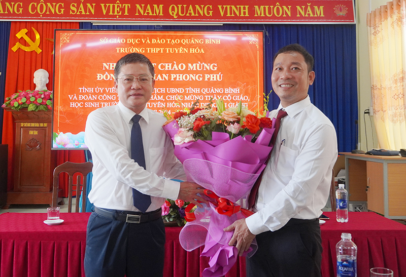Đồng chí Phan Phong Phú tặng hoa chúc mừng Trường THPT Tuyên Hóa nhân dịp năm học mới.