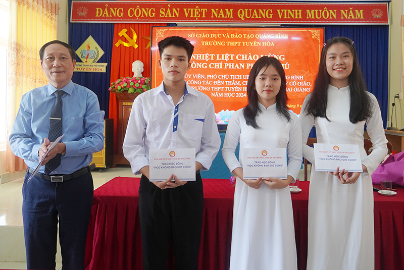 Hội Khuyến học tỉnh trao học bổng cho học sinh nghèo vượt khó Trường THPT Tuyên Hóa.