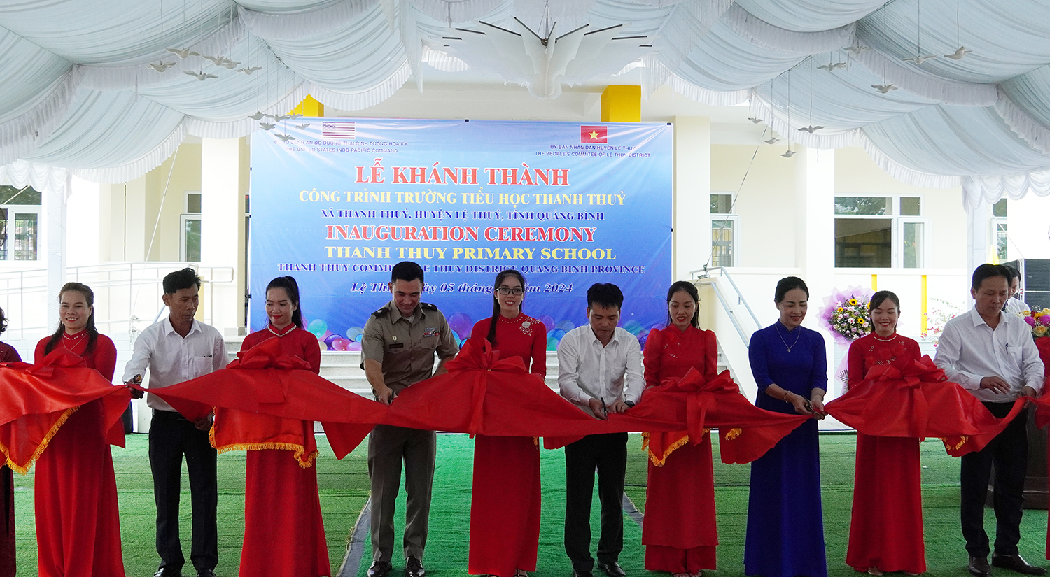 Các đại biểu cắt băng khánh thành công trình Trường tiểu học Thanh Thủy.