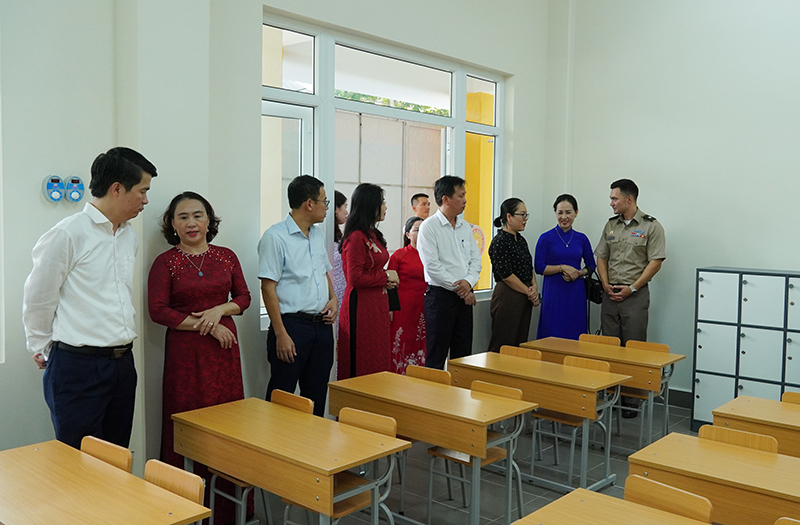 Đại biểu tham quan các hạng mục công trình.