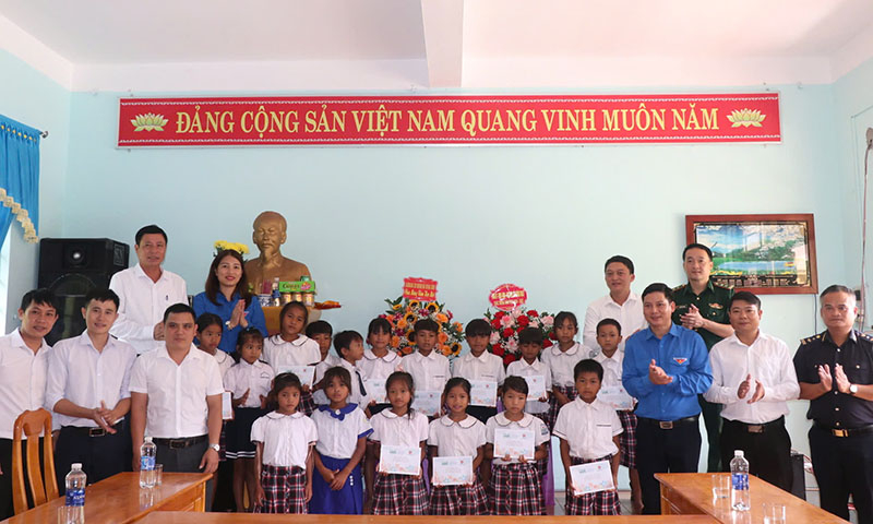 Trao học bổng  cho các em học sinh có hoàn cảnh khó khăn.