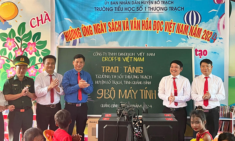 Trao tặng máy tính cho Trường Tiểu học số 1 Thượng Trạch, Bố Trạch.