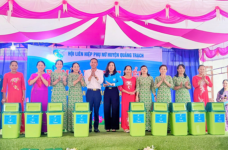 Hội LHPN huyện Quảng Trạch tặng thùng rác cho các chi hội phụ nữ trên địa bàn để góp phần bảo vệ môi trường xanh-sạch-đẹp.