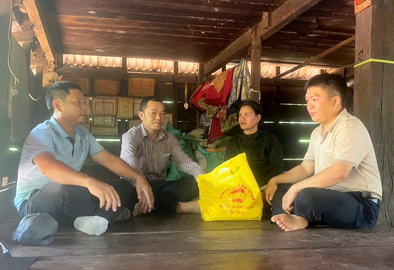 Chị Hồ Thị Bưởi (áo đen), Trưởng ban công tác Mặt trận bản Dốc Mây, xã Trường Sơn (Quảng Ninh).