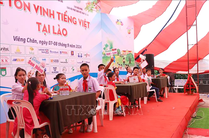Phần thi  "Hiểu nhau qua tiếng Việt " của các em học sinh Việt Nam và Lào tại lễ Tôn vinh tiếng Việt tại Lào năm 2024. Ảnh: Xuân Tú/PV TTXVN tại Lào