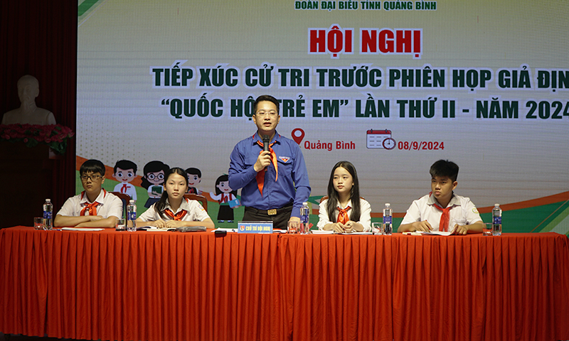 Các đại biểu điều hành hội nghị tiếp xúc cử tri trước phiên họp giả định.
