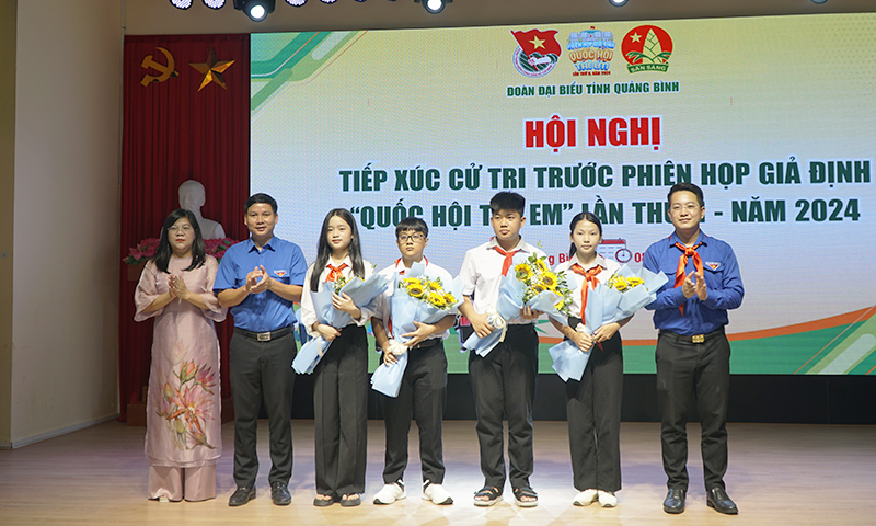 Tỉnh đoàn, Hội đồng Đội tỉnh và Sở Lao động Thương binh và Xã hội tỉnh cũng đã tặng hoa cho các đại biểu trẻ em.