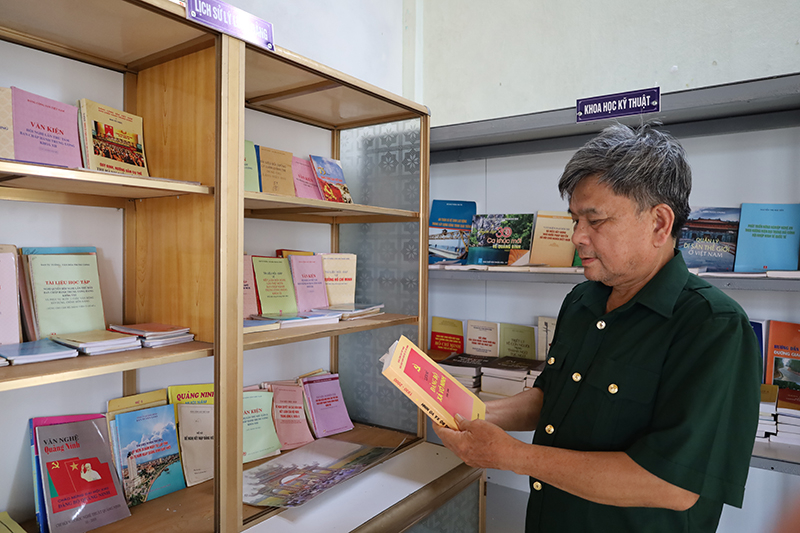 Ông Lê Hải Châu luôn dành thời gian rảnh rỗi để đọc sách, nghiên cứu tài liệu tại ngôi nhà trí tuệ của thôn.