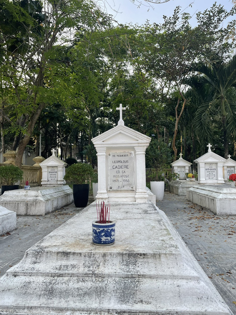 Mộ phần linh mục L.Cadière ở nghĩa trang Đại chủng viện Huế.