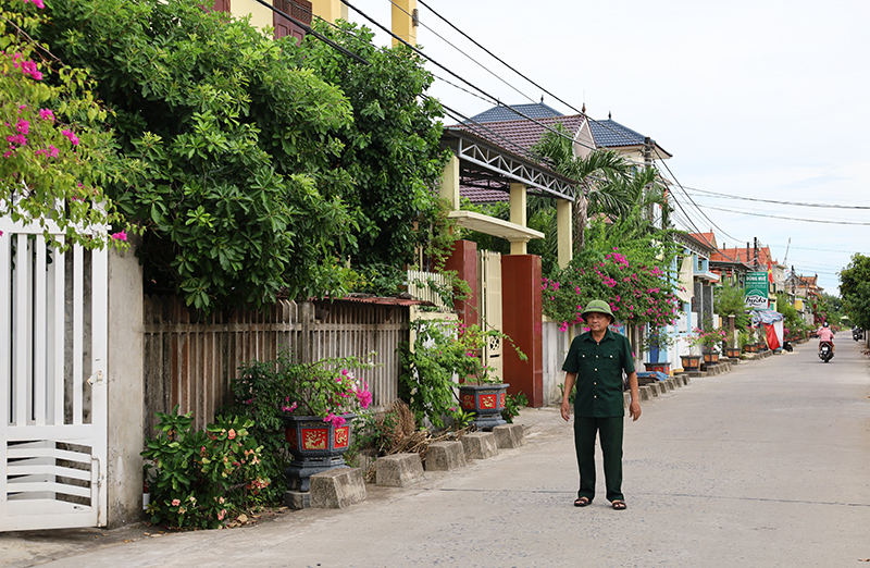 Một đoạn đường “sáng, xanh, sạch, đẹp, an toàn giao thông” tại thôn Hà Thiệp.