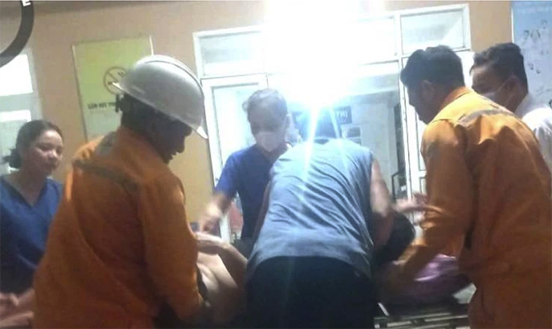 Anh Nguyễn Văn Ninh và các công nhân Điện lực Bố Trạch cùng gia đình đưa nạn nhân vào cơ sở y tế cấp cứu trong đêm. (Ảnh CTV)