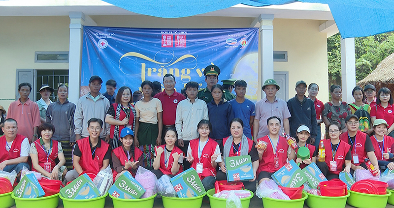 Các đơn vị phối hợp trao quà cho các hộ nghèo, cận nghèo, hộ có hoàn cảnh đặc biệt khó khăn tại 2 bản Chăm Pu và 51 (xã Thượng Trạch, Bố Trạch).