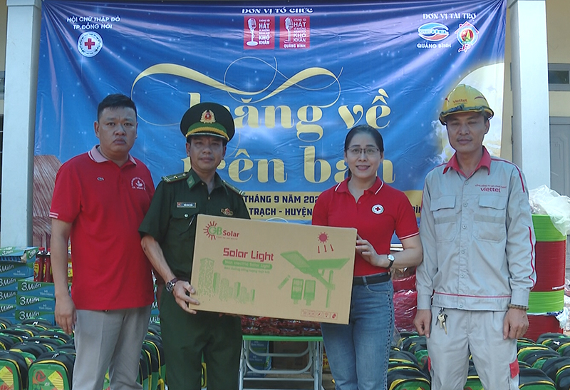 Các đơn vị trao tặng đèn năng lượng mặt trời để lắp đặt tại điểm trường mầm non bản Chăm Pu (xã Thượng Trạch, Bố Trạch).