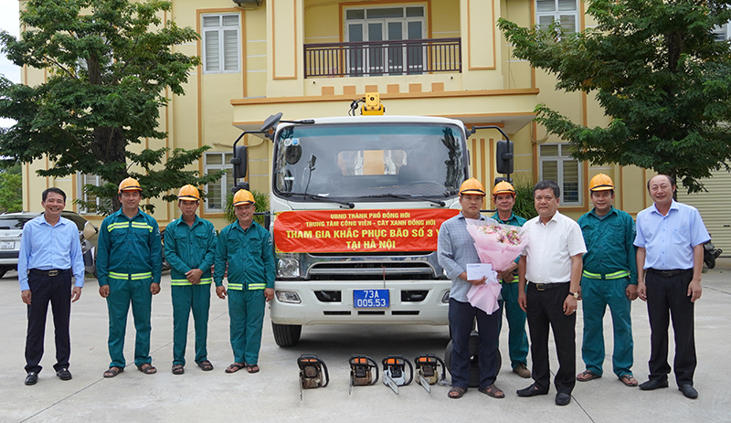 Đồng chí Bí thư Thành ủy Đồng Hới Trần Phong và Chủ tịch UBND TP. Đồng Hới Hoàng Ngọc Đan trao quà động viên, hỗ trợ kinh phí cho đoàn công tác.