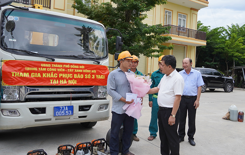 Đồng chí Bí thư Thành ủy Đồng Hới Trần Phong nhắc nhở các thành viên đoàn công tác cố gắng vượt lên mọi khó khăn, nỗ lực hỗ trợ, bảo đảm an toàn trong lao động.