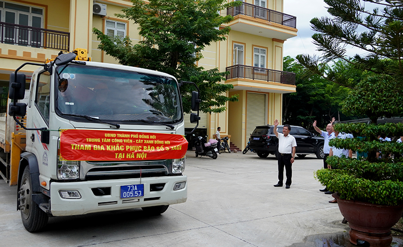 Đoàn công tác xuất phát tại Trung tâm cây xanh thành phố lúc 18 giờ 30 phút.