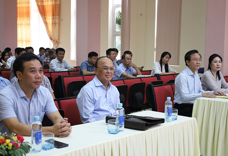 Các đại biểu dự khai giảng lớp bồi dưỡng.