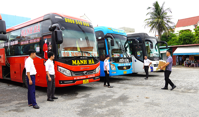 Các xe đang chuẩn bị xuất bến trưa 10/9 mang theo tình cảm của người dân Quảng Bình đến với bà con vùng bị ảnh hưởng bão, lụt phía Bắc.