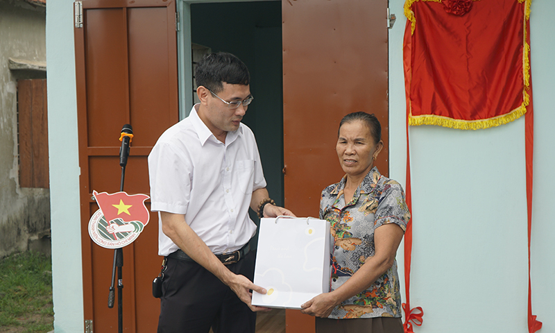 Đại diện Ngân hàng TMCP Đầu tư và Phát triển Việt Nam chi nhánh Quảng Bình tặng quà cho gia đình bà Phạm Thị Hiên.