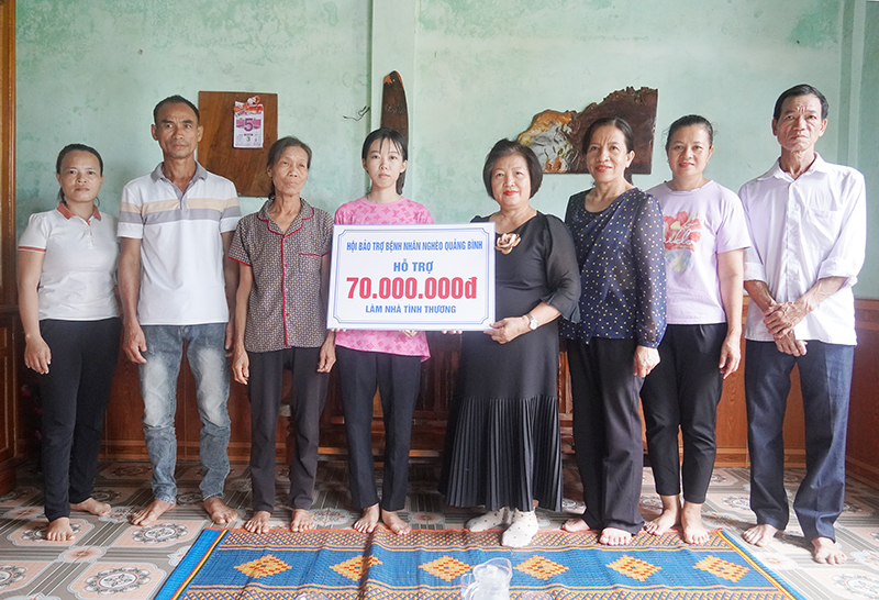 Hội Bảo trợ bệnh nhân nghèo tỉnh trao tiền hỗ trợ làm nhà cho em Nguyễn Thị Như Quỳnh.