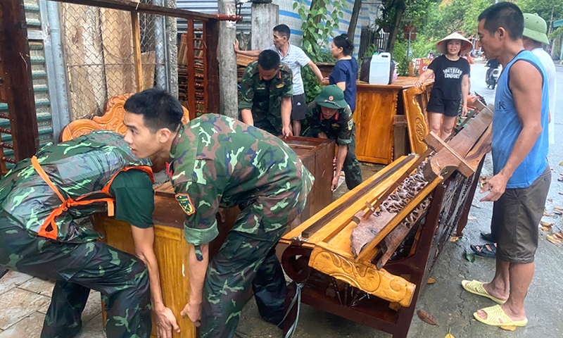 Cán bộ chiến sĩ Trung đoàn 174, Sư đoàn 316, Quân khu 2 giúp bà con chạy lũ tại các xã ven Thủy điện Thác Bà, huyện Yên Bình, tỉnh Yên Bái. Ảnh: VIỆT TRUNG 