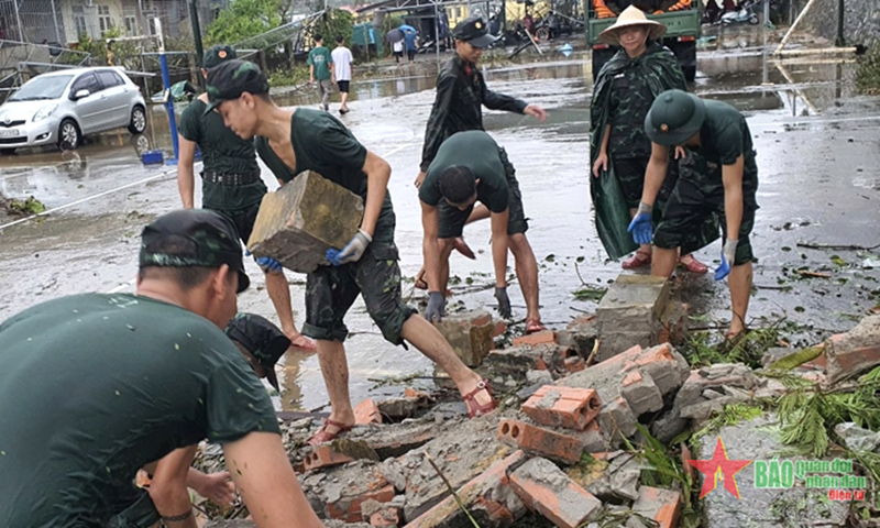 Cán bộ, chiến sĩ Trung đoàn 244, Bộ CHQS tỉnh Quảng Ninh giúp người dân ở TP. Hạ Long khắc phục hậu quả bão số 3. Ảnh: VĂN ĐẢM  