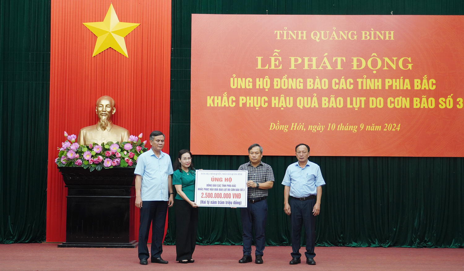 Các đồng chí Thường trực Tỉnh ủy trao bảng hỗ trợ 2,5 tỉ đồng cho Ủy ban MTTQVN tỉnh để chuyển đến Ủy ban Trung ương MTTQVN kịp thời hỗ trợ các tỉnh, thành phố phía Bắc khắc phục hậu quả bão, lũ. 