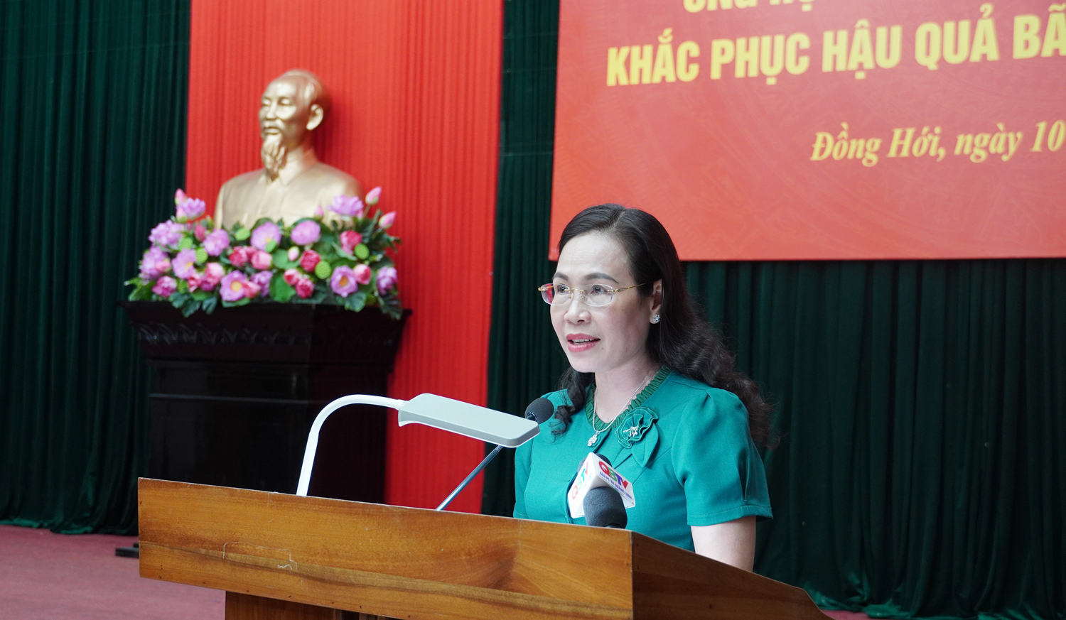 Đồng chí Chủ tịch Ủy ban MTTQVN tỉnh Phạm Thị Hân đọc thư kêu gọi.  