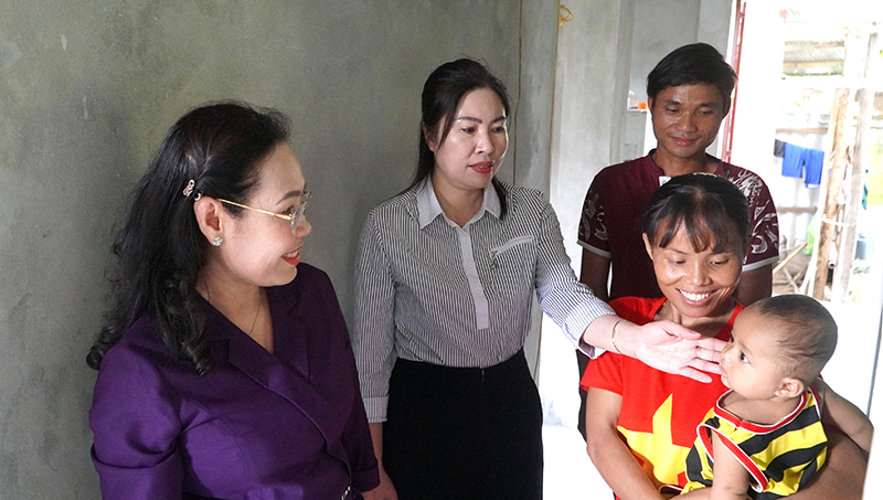 Đồng chí Chủ tịch Ủy ban MTTQVN Phạm Thị Hân (người bên trái) trò chuyện với gia đình được tặng nhà Đại đoàn kết