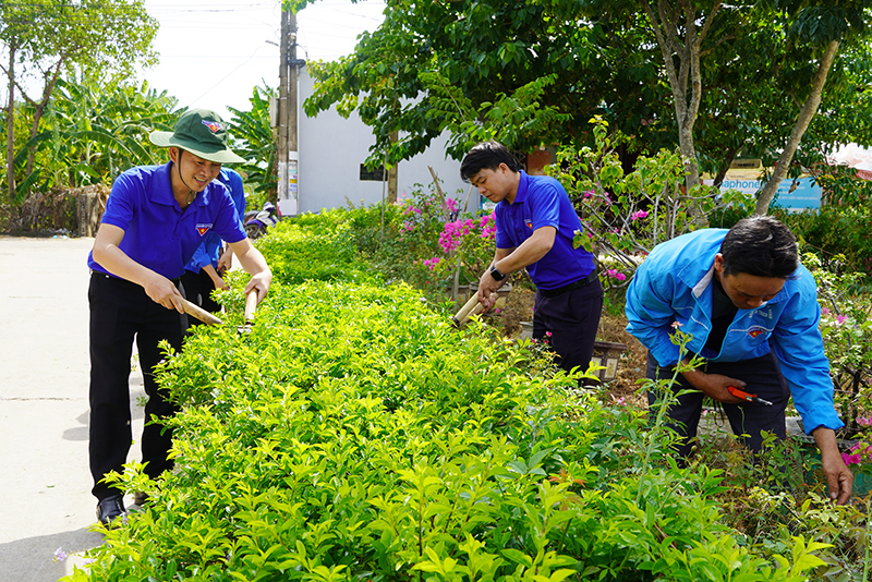 Bí thư Đoàn xã Vạn Trạch Hoàng Thái Sơn (bìa trái) luôn tích cực, tiên phong trong các phong trào, hoạt động Đoàn.