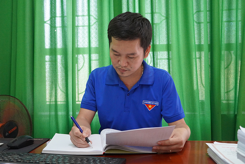 Bí thư Đoàn xã Vạn Trạch Hoàng Thái Sơn nắm bắt tâm tư, nguyện vọng của nhân dân để triển khai các chương trình, hoạt động phù hợp, thiết thực.