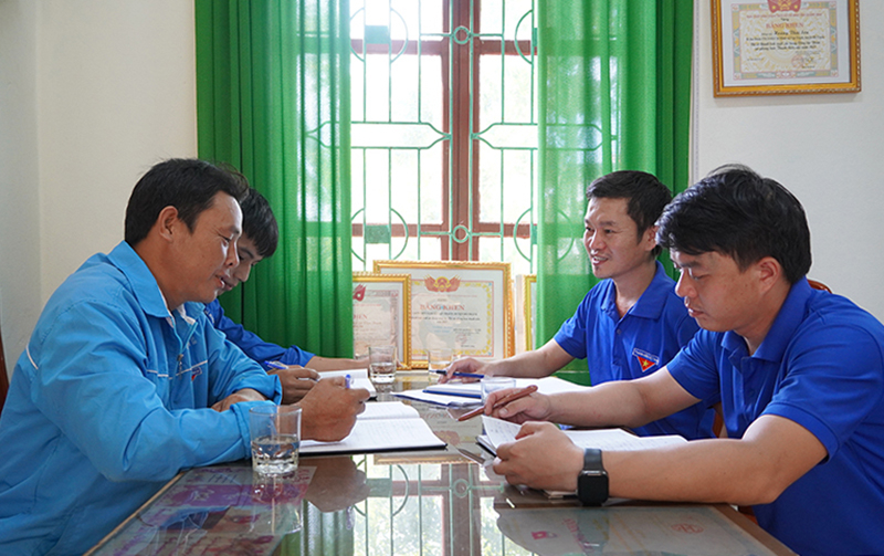 Bí thư Đoàn xã Vạn Trạch Hoàng Thái Sơn (người thứ hai bên phải sang) luôn gần gũi, cởi mở với đoàn viên, thanh niên.