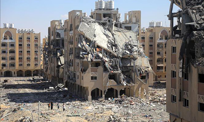  Các tòa nhà bị phá hủy sau cuộc không kích của Israel tại Khan Younis, Dải Gaza. Ảnh: THX/TTXVN