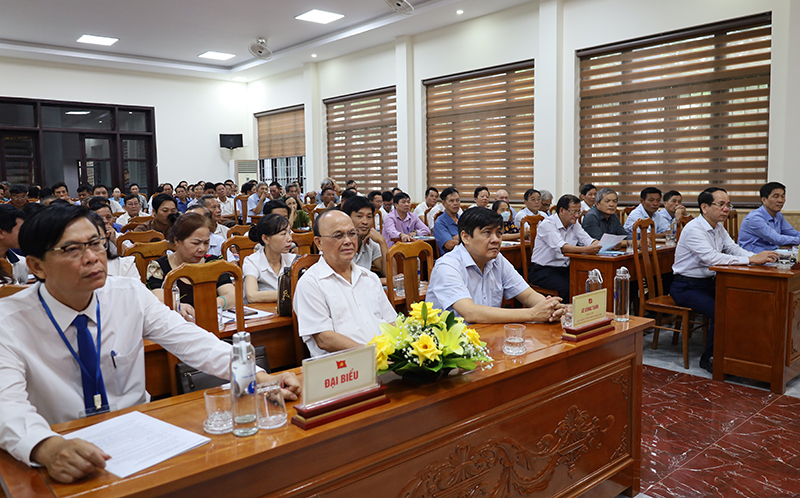 Các đại biểu tham dự lễ khai giảng lớp bồi dưỡng.