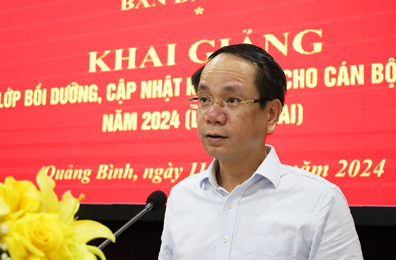 Đồng chí Trưởng ban Dân vận Tỉnh ủy Phan Mạnh Hùng phát biểu chỉ đạo tại lớp bồi dưỡng.