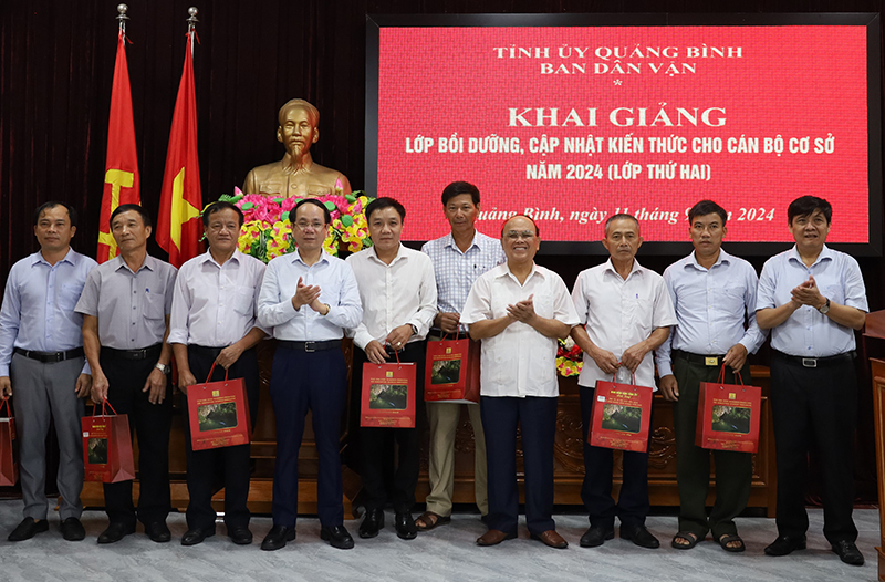 Lãnh đạo Ban Dân vận Tỉnh ủy và Trường Chính trị tỉnh trao quà cho các học viên tham gia lớp bồi dưỡng.