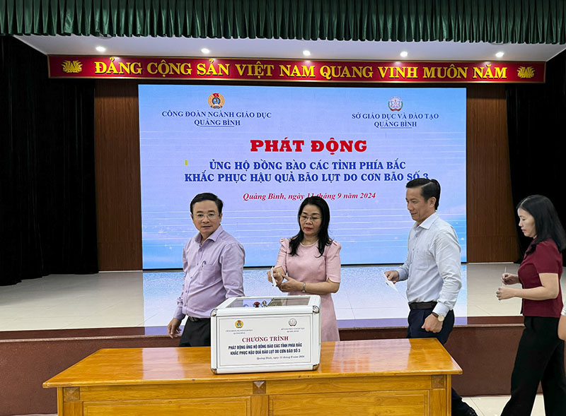 Ngay sau lễ phát động, cán bộ, công chức, viên chức Sở GD-ĐT đã tích cực ủng hộ người dân vùng bão, lũ các tỉnh phía Bắc